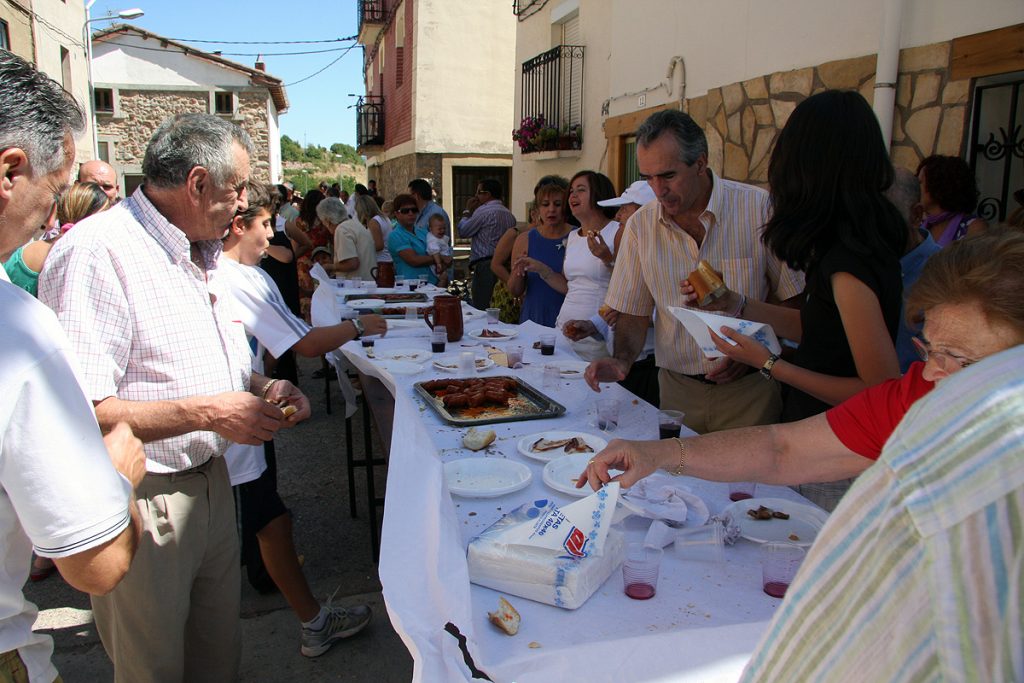Fiestas en Tobía. Vermut con aperitivo en la plaza de Tobía