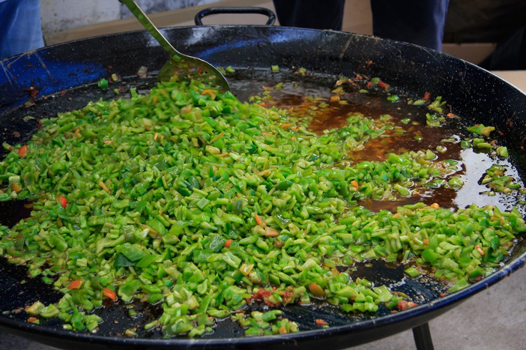 Fiestas en Tobía. Preparando la fritada