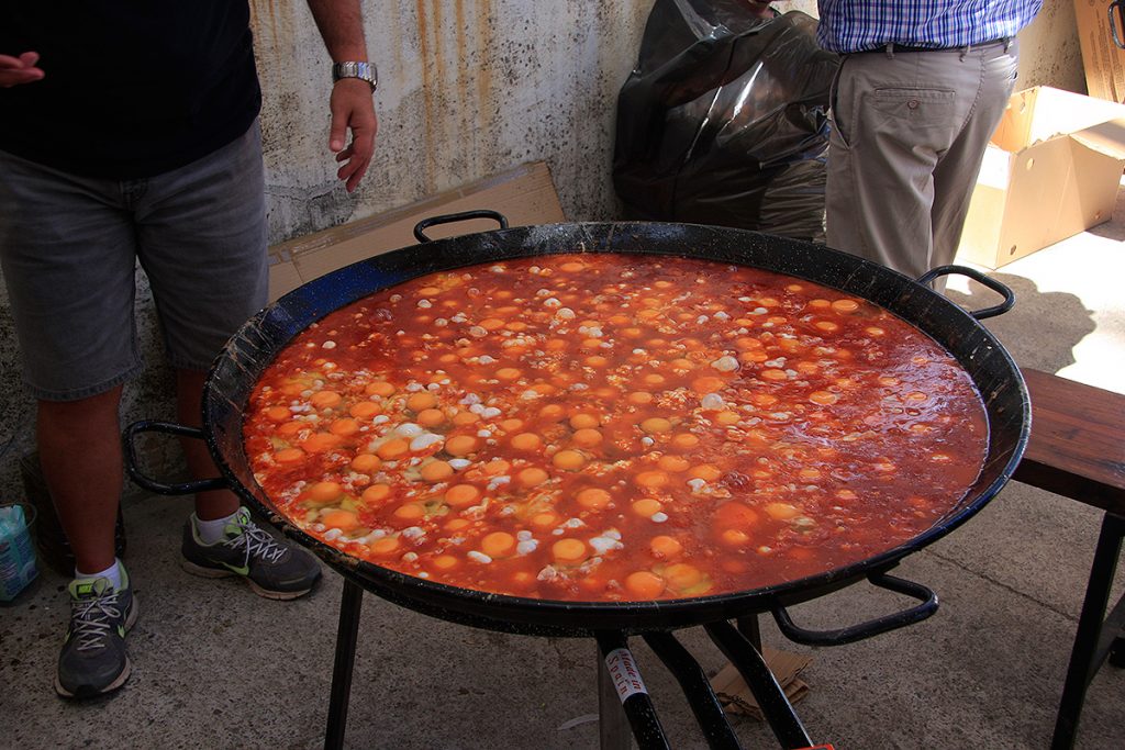 Fiestas en Tobía. Preparando los huevos con fritada