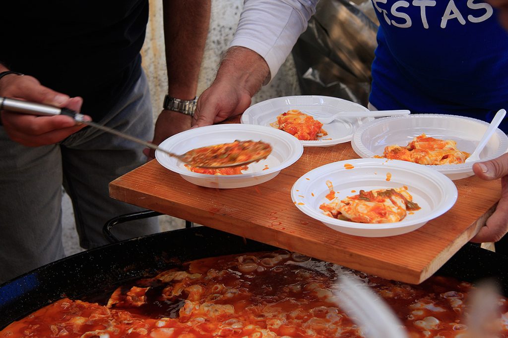 Fiestas en Tobía. Repartiendo los huevos con fritada