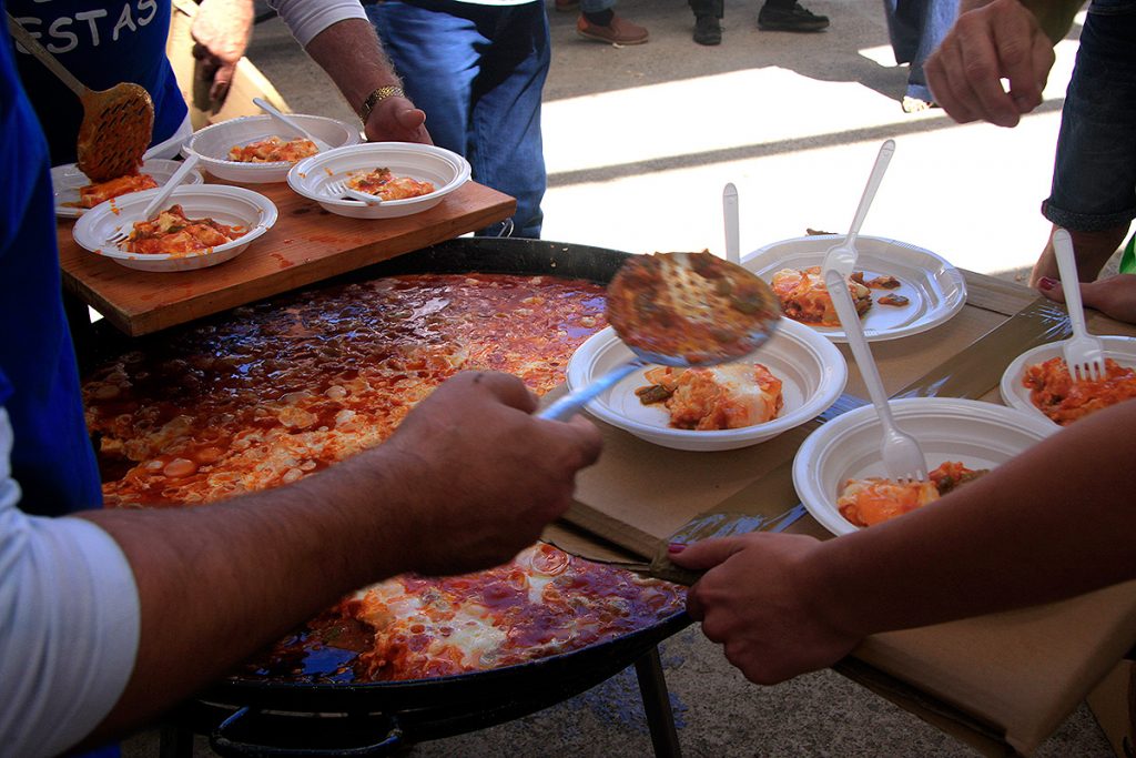 Fiestas en Tobía. Repartiendo los huevos con fritada