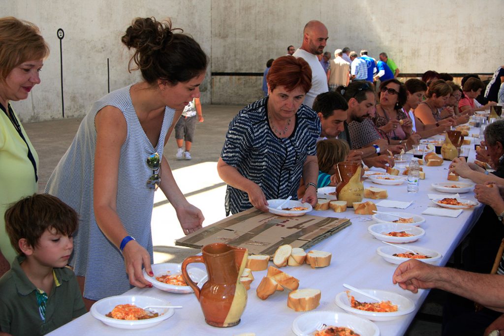 Fiestas en Tobía. Degustando los huevos con fritada