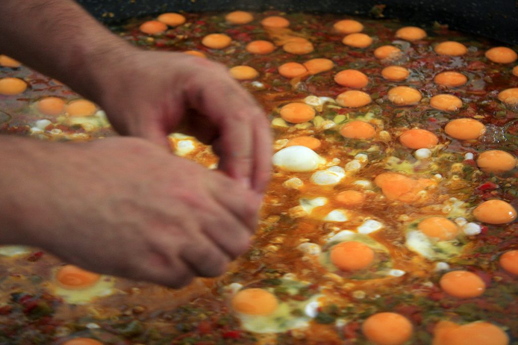 Fiestas en Tobía. Preparando los huevos con fritada