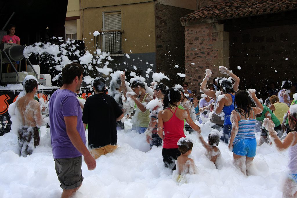 Fiestas en Tobía. Fiesta de espuma en Tobía