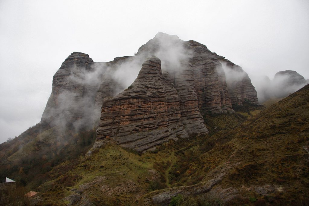 Peña Tobía envuelta en niebla