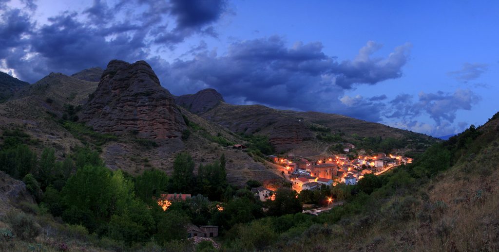 Panorámica nocturna desde la base de Peña Tobía
