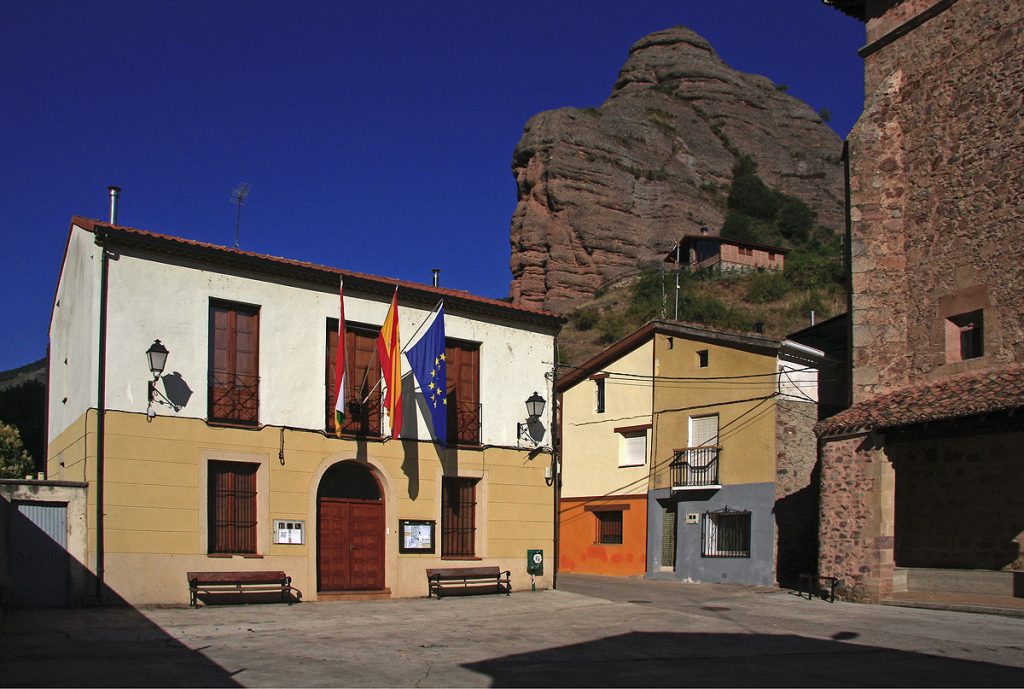 Ayuntamiento en la plaza de Tobía